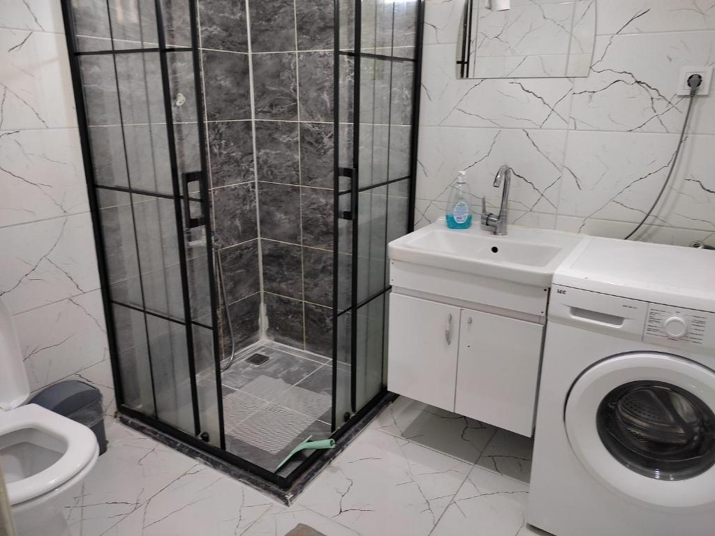 A bathroom at Garden Prizma Rooms&Aparts
