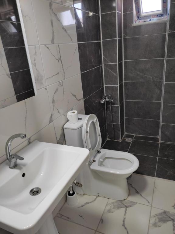 A bathroom at Garden Prizma Rooms&Aparts