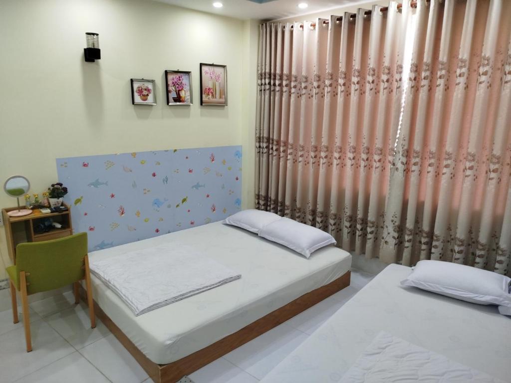 Postel nebo postele na pokoji v ubytování NHÀ NGUYÊN CĂN DŨNG VINH HOMESTAY VŨNG TÀU