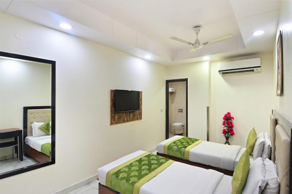 Postel nebo postele na pokoji v ubytování Hotel Emporio View - New Delhi Railway Station - Paharganj