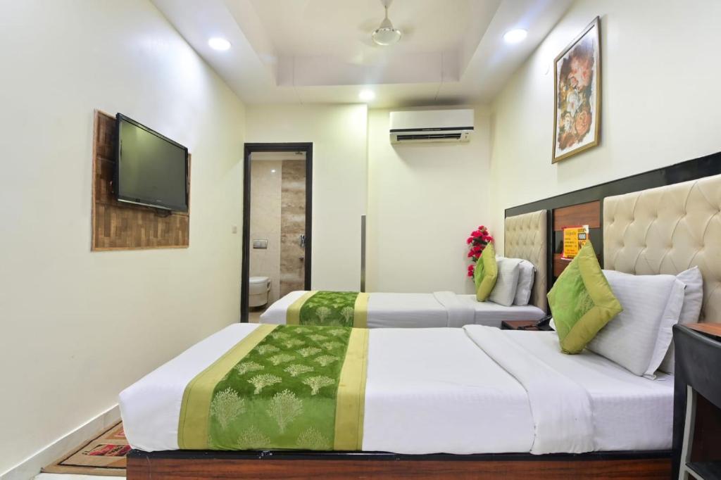 Postel nebo postele na pokoji v ubytování Hotel Emporio View - New Delhi Railway Station - Paharganj