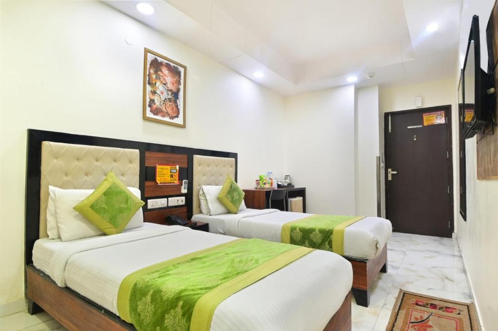 Postel nebo postele na pokoji v ubytování Hotel Emporio View - New Delhi Railway Station - Paharganj