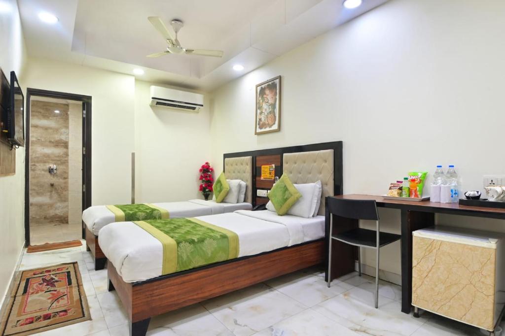 Postel nebo postele na pokoji v ubytování Hotel Emporio View - New Delhi Railway Station - Paharganj