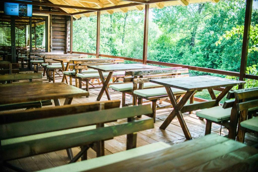 Restaurace v ubytování Wooden Village Resort