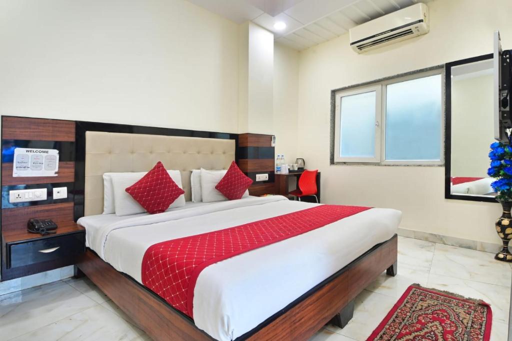 Postel nebo postele na pokoji v ubytování Hotel Emporio View - New Delhi Railway Station - Paharganj