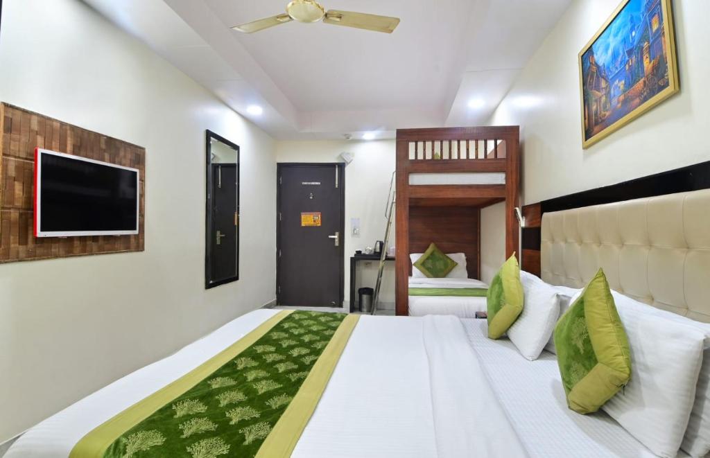 Postel nebo postele na pokoji v ubytování Hotel Emporio View - New Delhi Railway Station - Paharganj