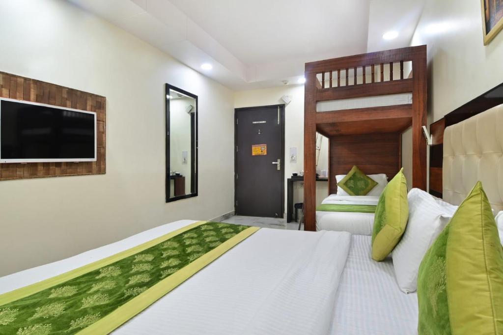 Postel nebo postele na pokoji v ubytování Hotel Emporio View - New Delhi Railway Station - Paharganj