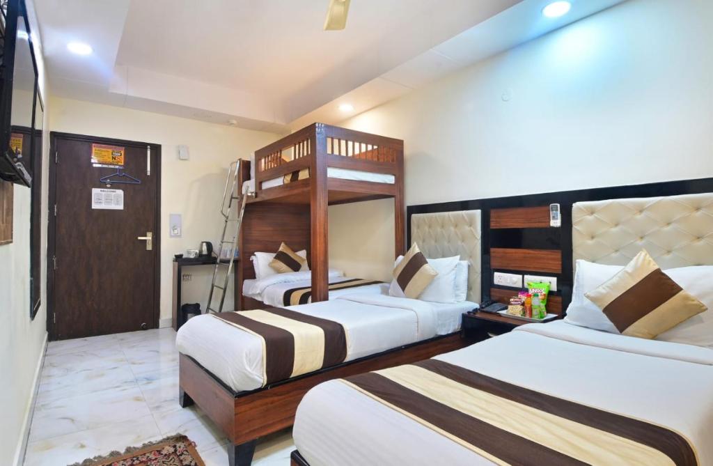 Postel nebo postele na pokoji v ubytování Hotel Emporio View - New Delhi Railway Station - Paharganj