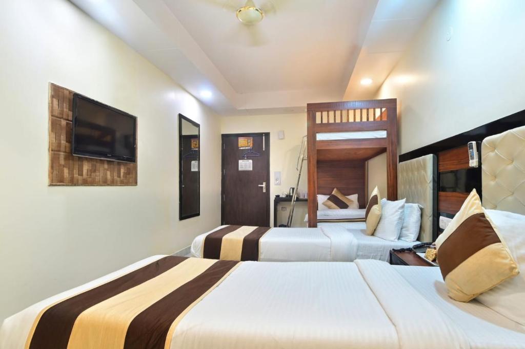 Postel nebo postele na pokoji v ubytování Hotel Emporio View - New Delhi Railway Station - Paharganj