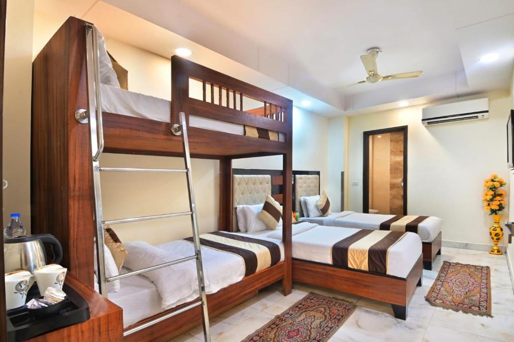 Postel nebo postele na pokoji v ubytování Hotel Emporio View - New Delhi Railway Station - Paharganj