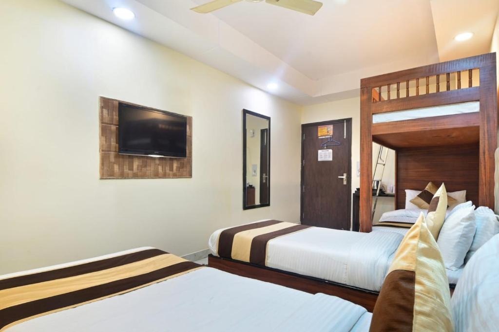 Postel nebo postele na pokoji v ubytování Hotel Emporio View - New Delhi Railway Station - Paharganj