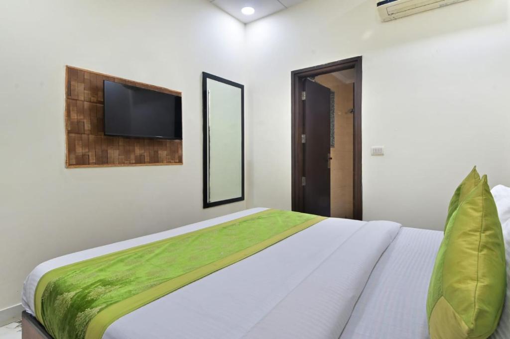 Postel nebo postele na pokoji v ubytování Hotel Emporio View - New Delhi Railway Station - Paharganj