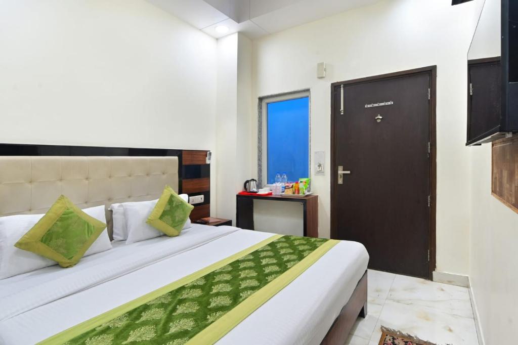 Postel nebo postele na pokoji v ubytování Hotel Emporio View - New Delhi Railway Station - Paharganj