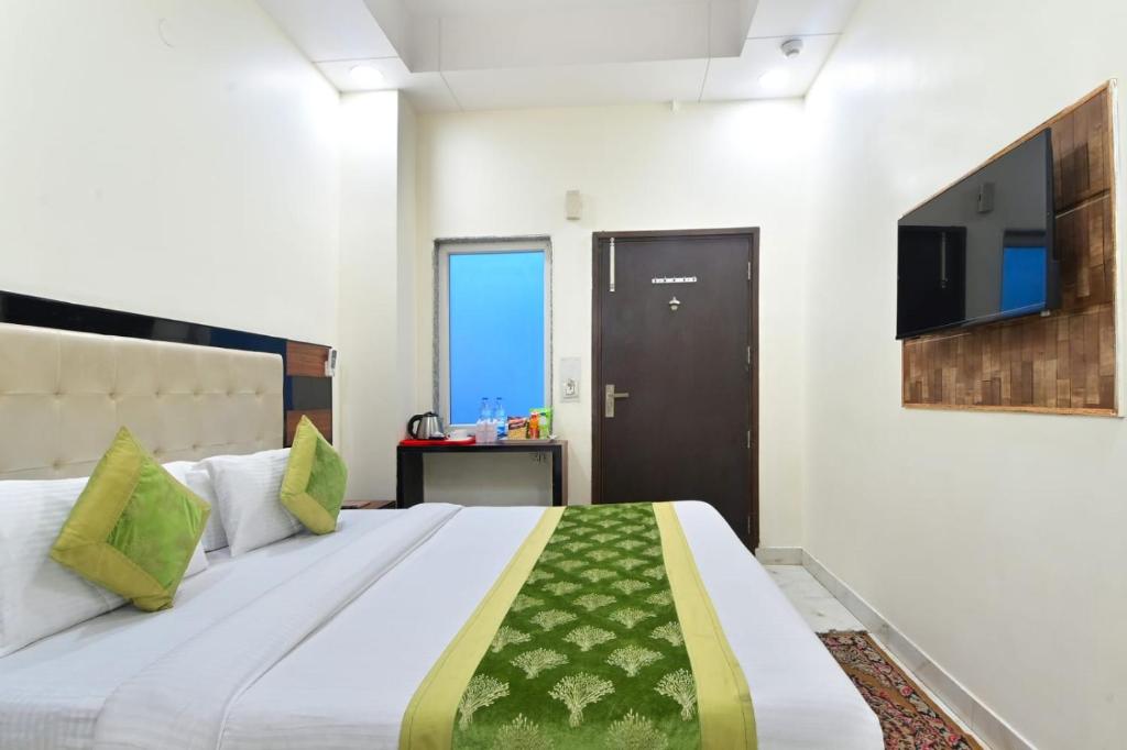 Postel nebo postele na pokoji v ubytování Hotel Emporio View - New Delhi Railway Station - Paharganj