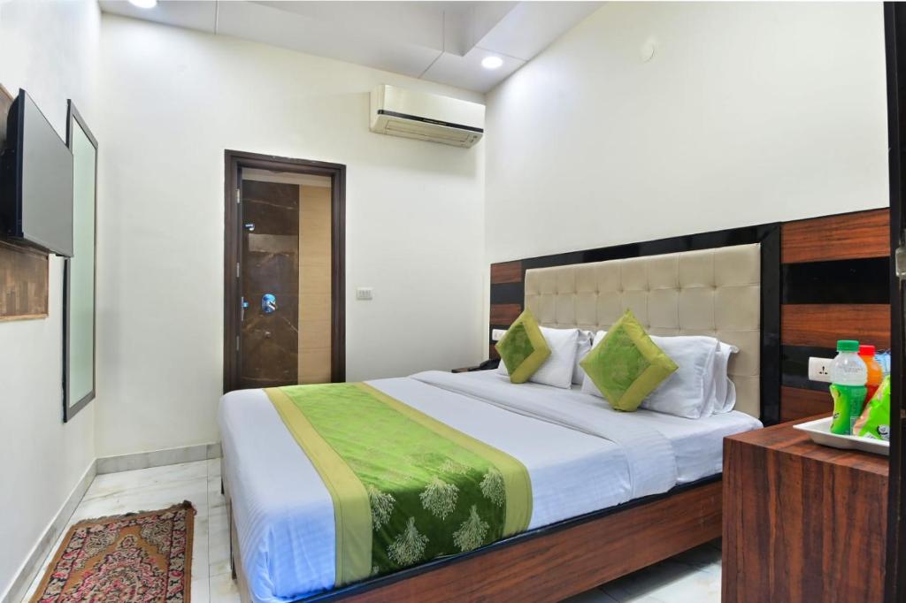 Postel nebo postele na pokoji v ubytování Hotel Emporio View - New Delhi Railway Station - Paharganj