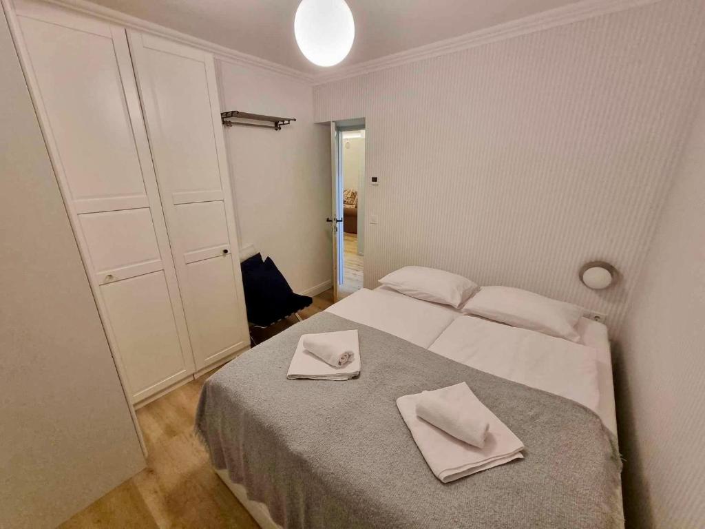 Postel nebo postele na pokoji v ubytování NEON Apartman Csopak Balaton