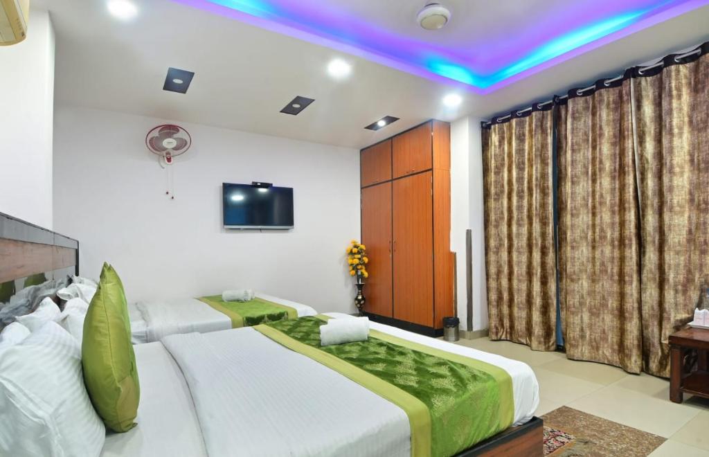 TV a/nebo společenská místnost v ubytování Hotel Emporio View - New Delhi Railway Station - Paharganj