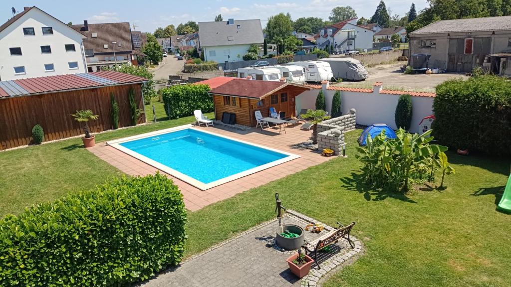 Bazén v ubytování Ferienwohnungen zur Elz - Traumhafte 160 qm Wohnung mit Pool und Garten Nähe des Europaparks nebo v jeho okolí