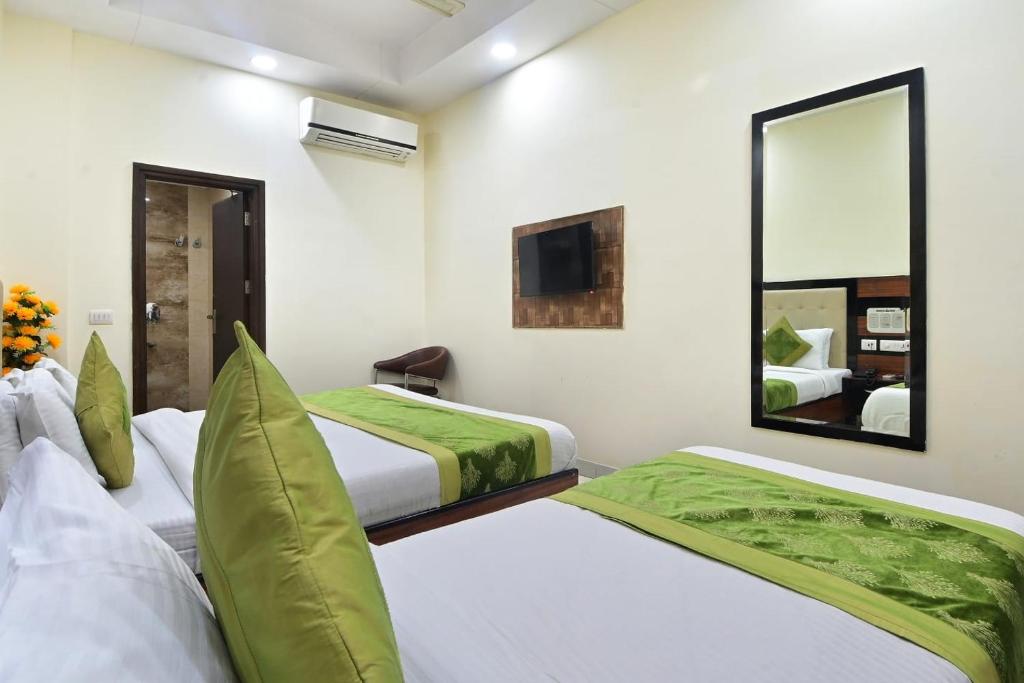 Postel nebo postele na pokoji v ubytování Hotel Emporio View - New Delhi Railway Station - Paharganj