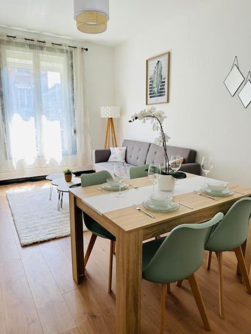 un salon avec une table et des chaises en bois dans l'établissement Le moderne, à Charleville-Mézières