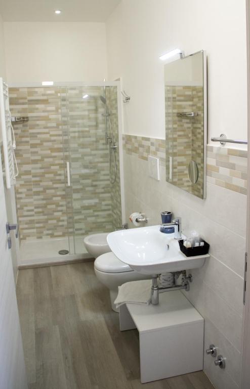 A bathroom at B&B Civico 64 Scalea
