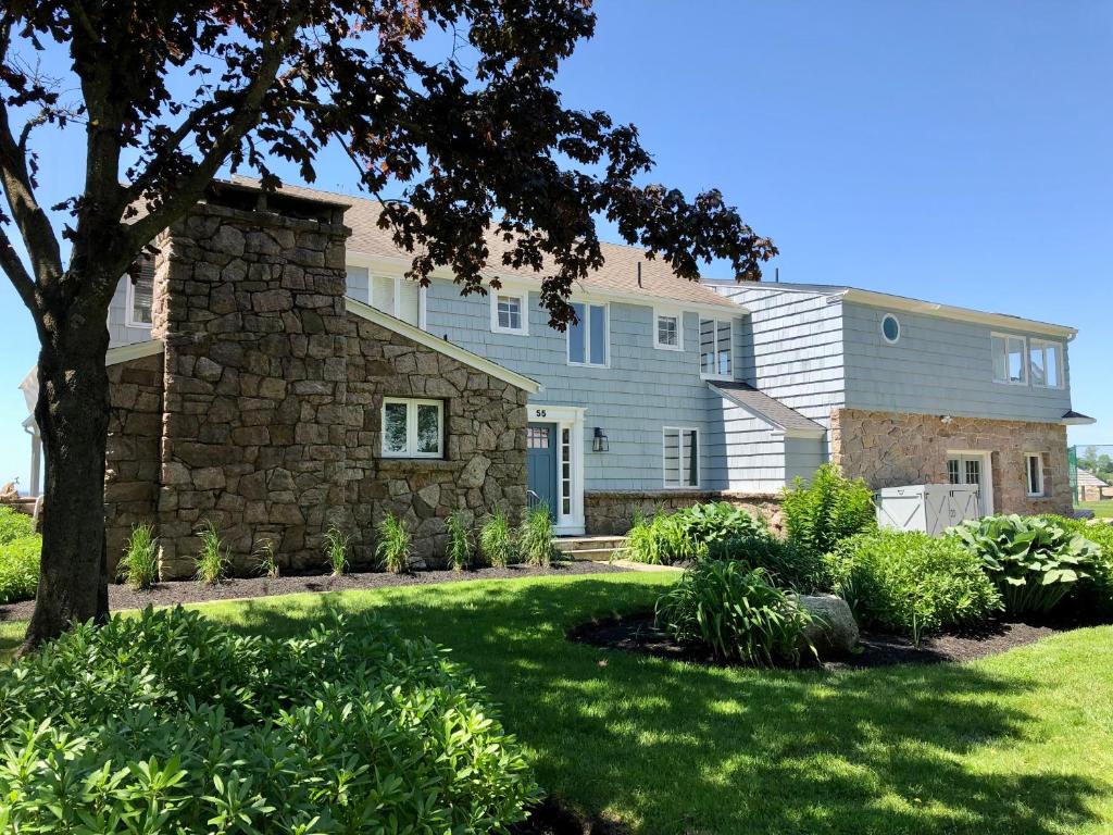 Direct Waterfront 4 Bedroom Beach House With Stunning LI Sound Views & Private Beach - Four-Bedroom House