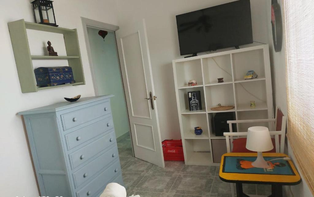 Televízia a/alebo spoločenská miestnosť v ubytovaní Piso a dos minutos de la playa