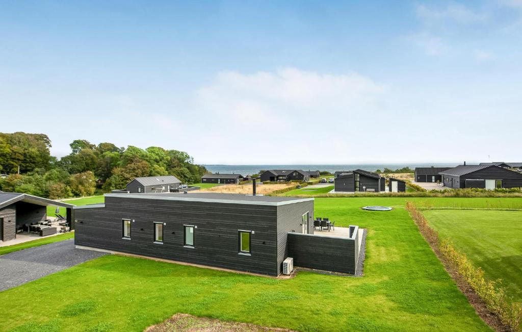 una casa negra con un gran patio con césped en Three-Bedroom Holiday Home In Haderslev, en Haderslev