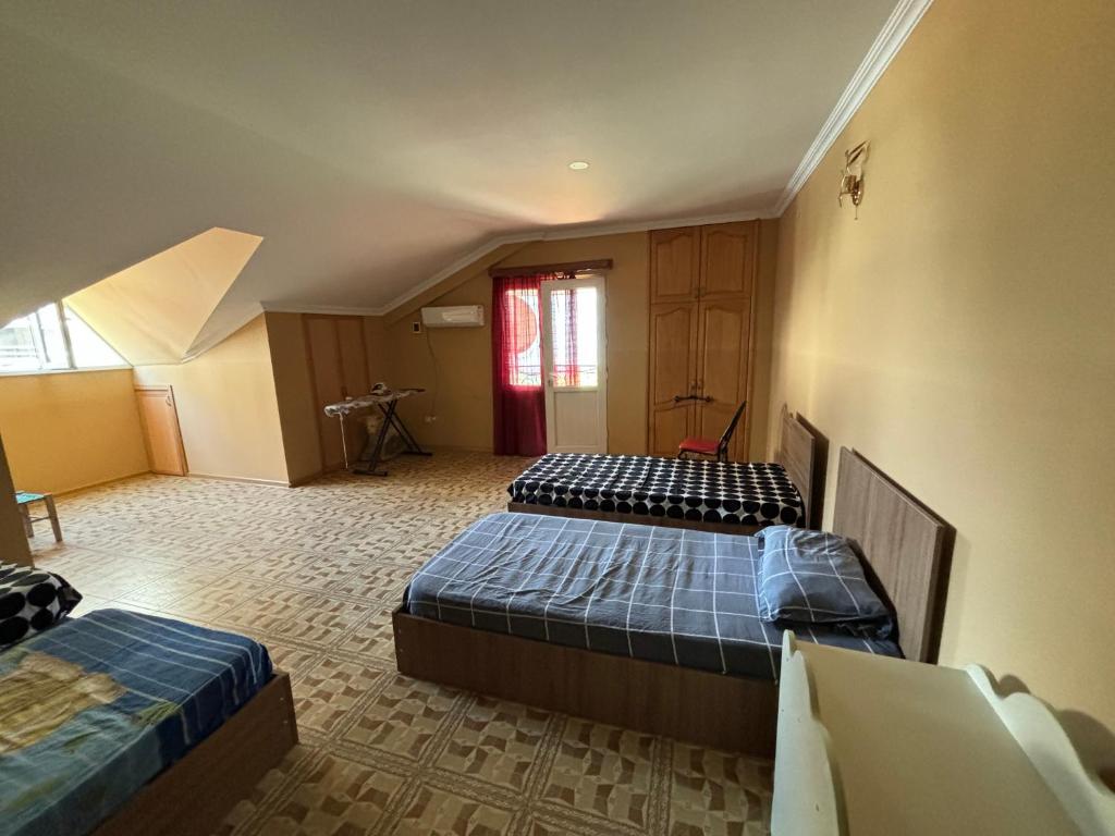 Postel nebo postele na pokoji v ubytování 103 Angisa street Guest House