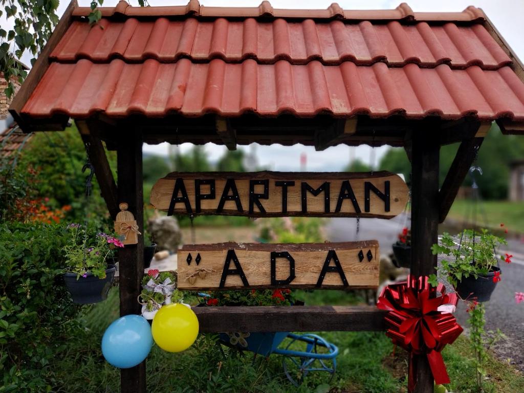 altana z napisem „ogród” w obiekcie Apartment Ada bed & breakfast w mieście Gračac