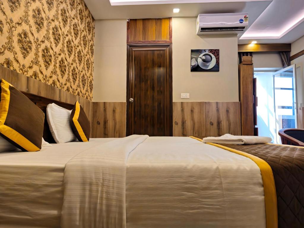 Postel nebo postele na pokoji v ubytování Alicos Residency