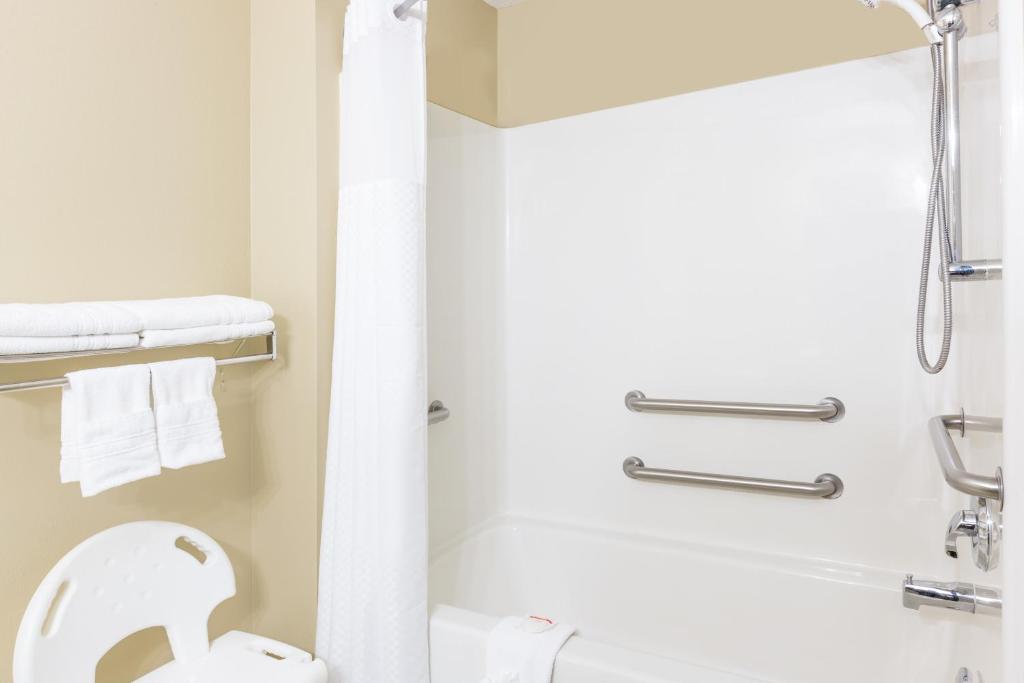Super 8 by Wyndham Sioux Falls - Salle Queen - Accès à La Mobilité / Non-fumeur