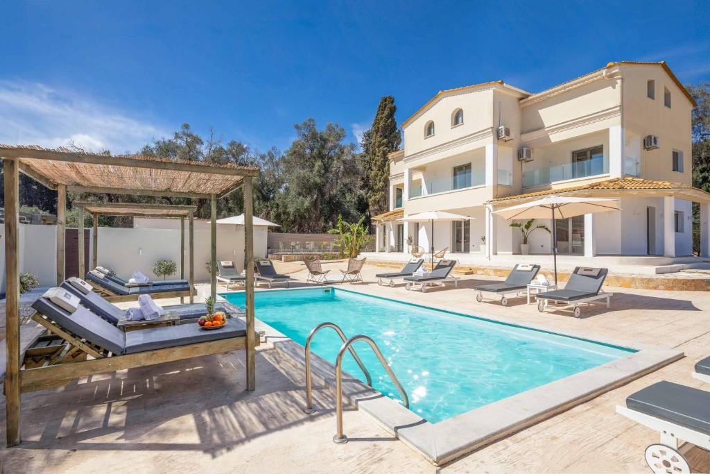 The swimming pool at or close to Villa Elegio