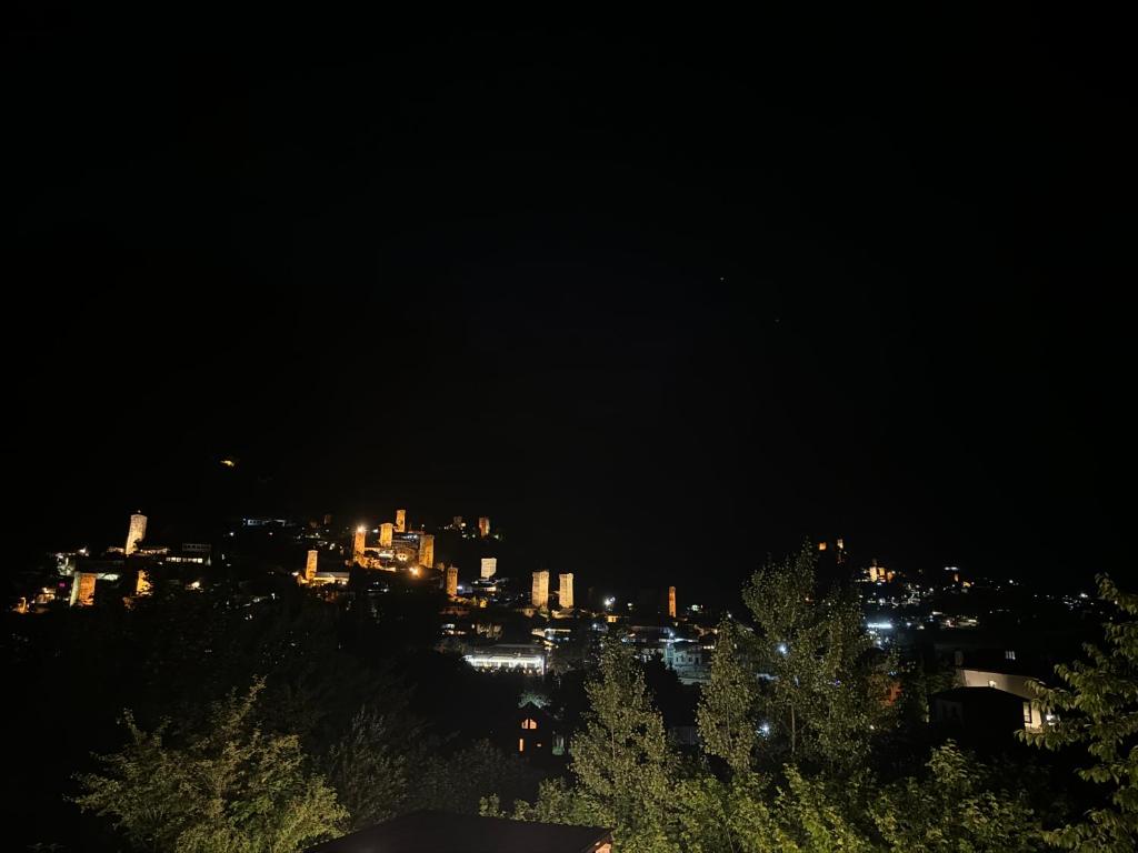 Nespecifikovaný výhled na destinaci Mestia nebo výhled na město při pohledu z vily