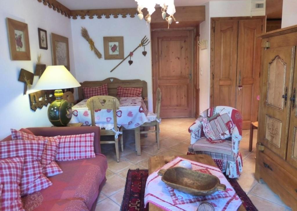 a living room with a couch and a table at Résidence Bergerie Des 3 Vallees F - Chaleureux appartement 3 pièces pour 4 personnes près du village authentique des Allues MAE-1786 in Les Allues