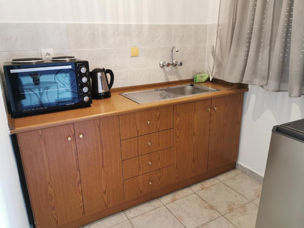 Kuchyň nebo kuchyňský kout v ubytování Villa Adamidis
