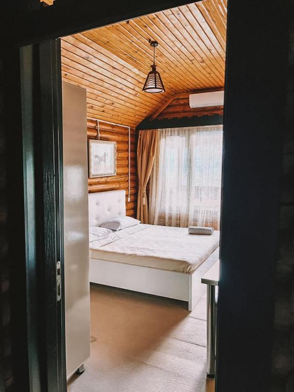 Postel nebo postele na pokoji v ubytování Hotel Chveneburi