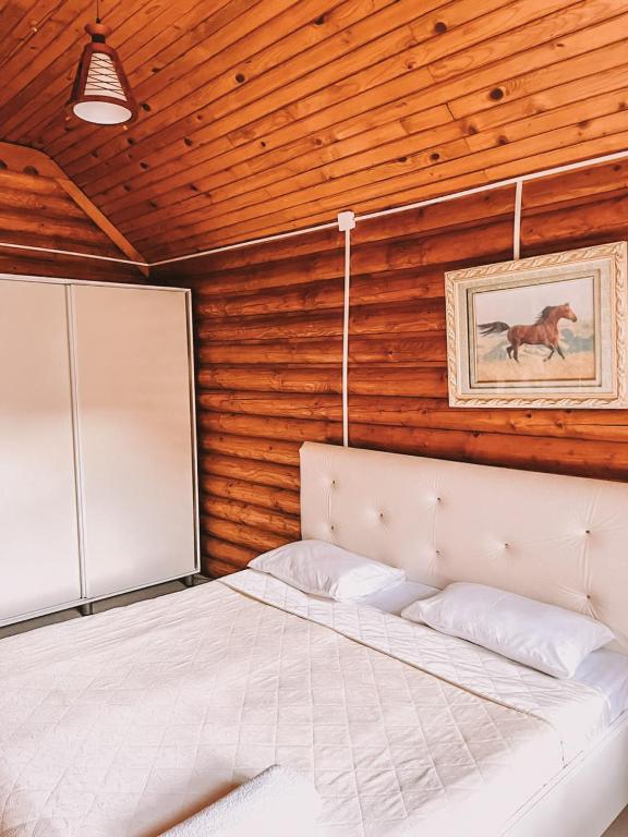 Postel nebo postele na pokoji v ubytování Hotel Chveneburi