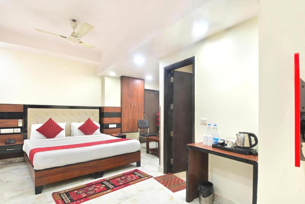 Postel nebo postele na pokoji v ubytování Hotel Emporio View - New Delhi Railway Station - Paharganj