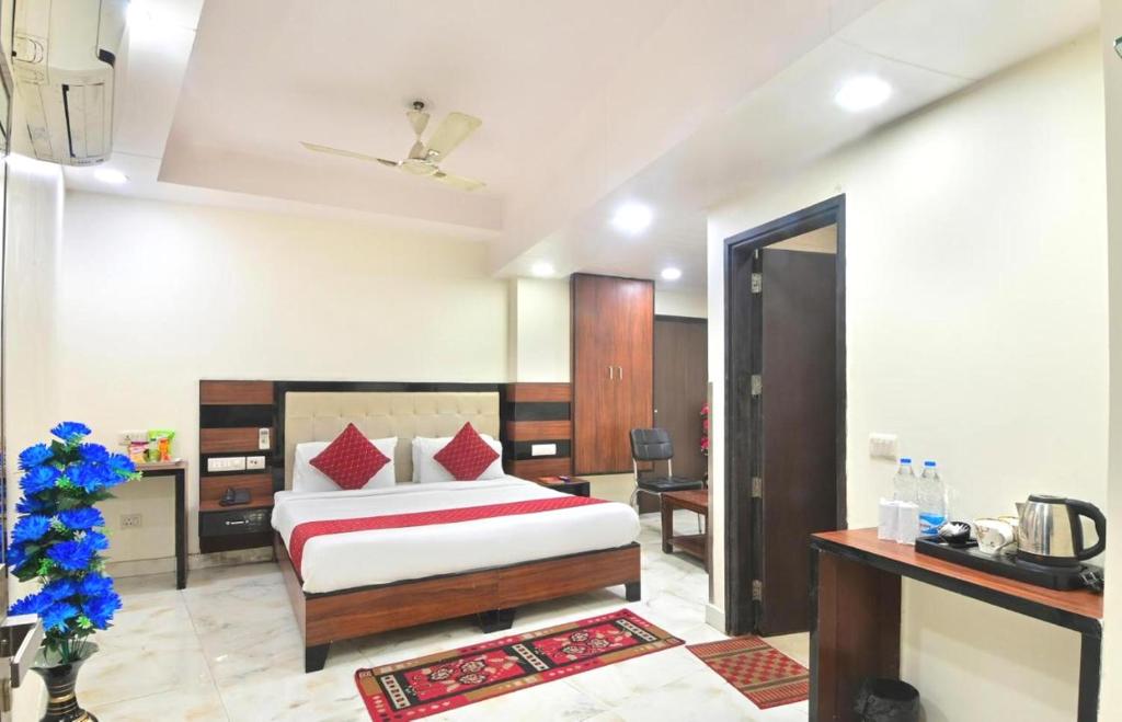 Postel nebo postele na pokoji v ubytování Hotel Emporio View - New Delhi Railway Station - Paharganj