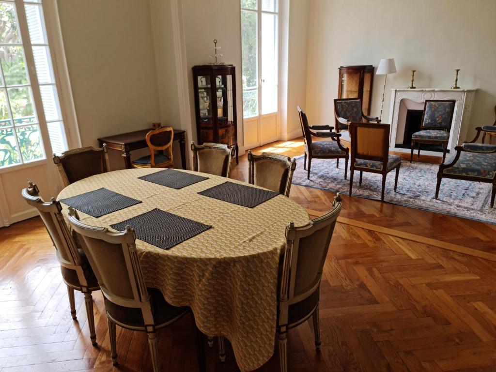 une salle à manger avec une table et des chaises dans l'établissement Appart stylé ancienne centre ville - 7 min plage, à Beaulieu-sur-Mer