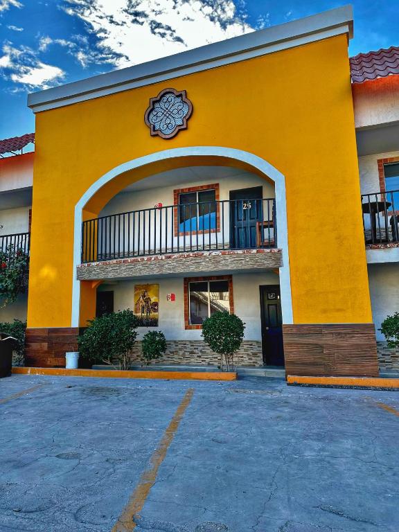 a yellow building with a balcony on the side of it at Hotel Dial in Guadalupe Victoria