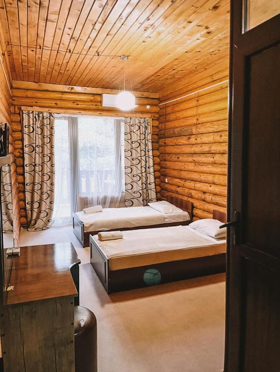Postel nebo postele na pokoji v ubytování Hotel Chveneburi