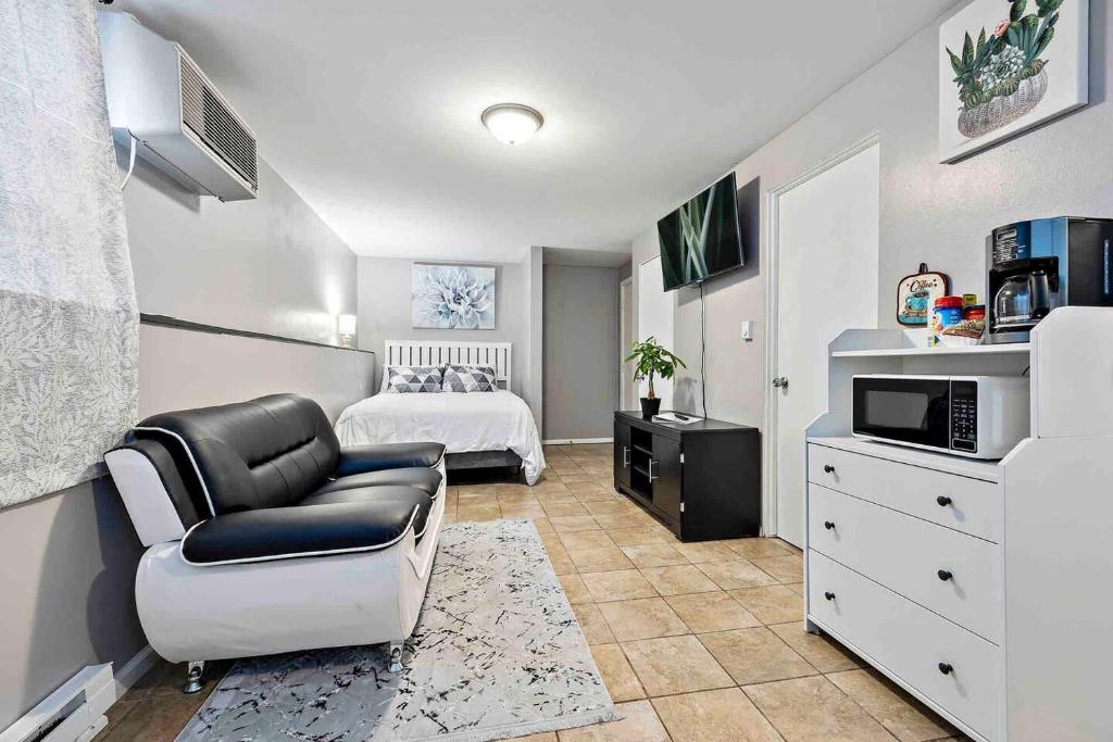 a living room with a couch and a bed at Country Studio in Aurora