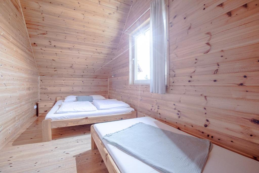 Postel nebo postele na pokoji v ubytování Domki letniskowe Modrzew
