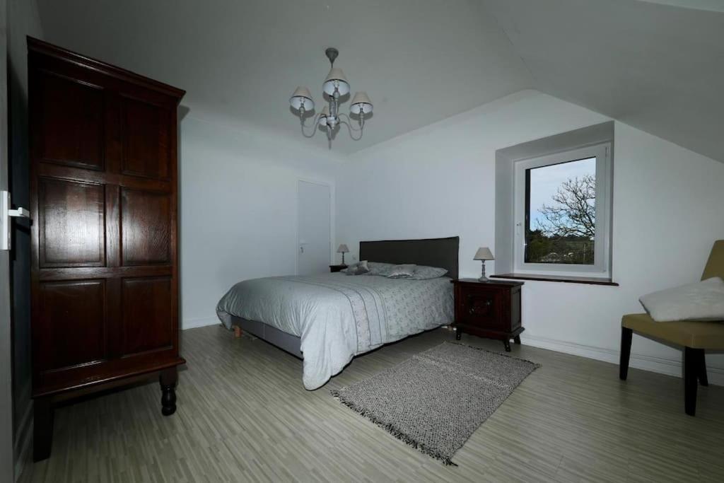 une chambre avec un lit, une commode et une fenêtre dans l'établissement Ti Ar Familhou classée 3 étoiles, à Paimpol