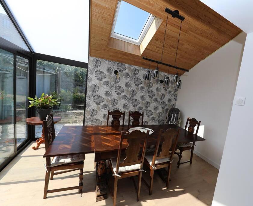 une salle à manger avec une table et des chaises en bois dans l'établissement Ti Ar Familhou classée 3 étoiles, à Paimpol