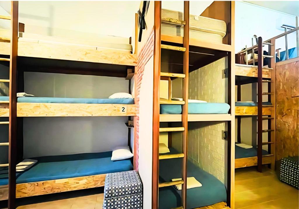 Palanda nebo palandy na pokoji v ubytování Arodes AsteriA Volunteer & Youth ECO-house