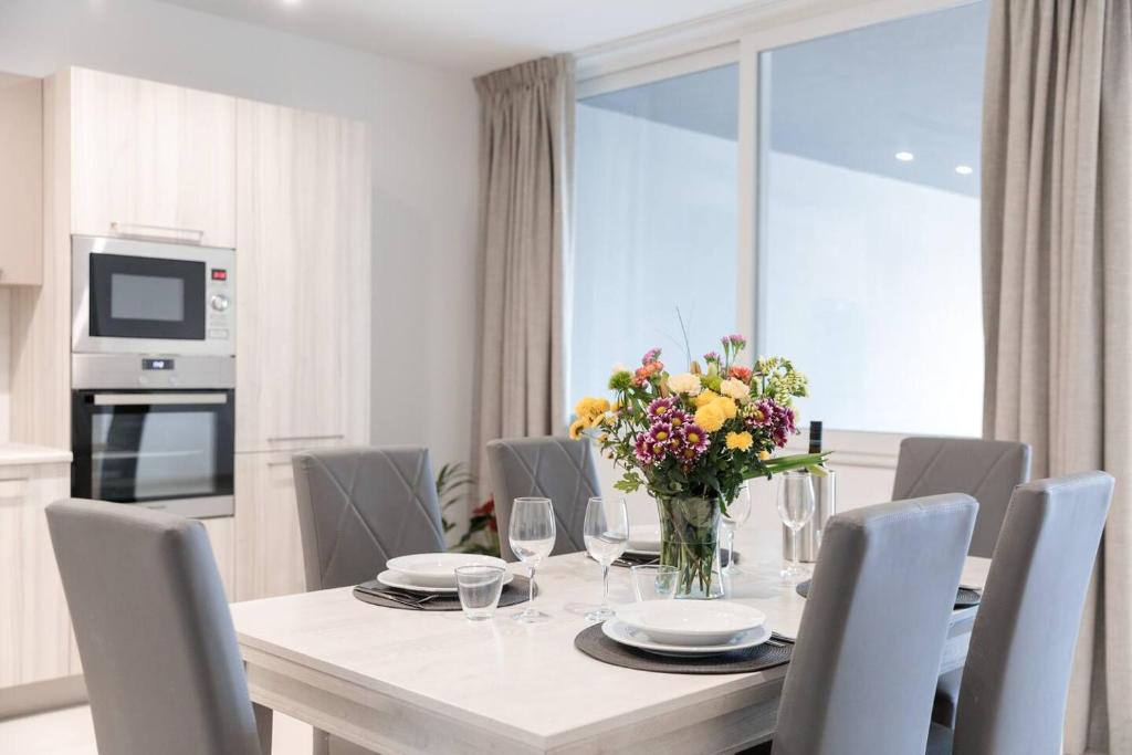 Nhà bếp/bếp nhỏ tại Beachfront 9ten11 Maisonette W Terrace By Homely