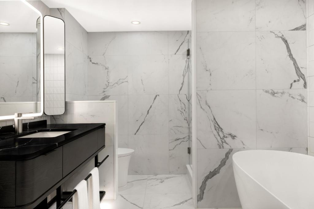 Revery Toronto Downtown, Curio Collection by Hilton - Resim 3